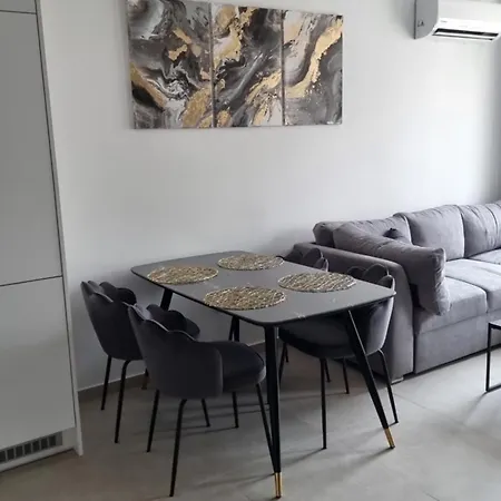 Luxus Apartament Mit Pool 150 M Zum In Apartment